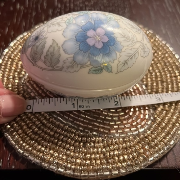 RARE WEDGWOOD EGG TRINKET BOX - Picture 8 of 9